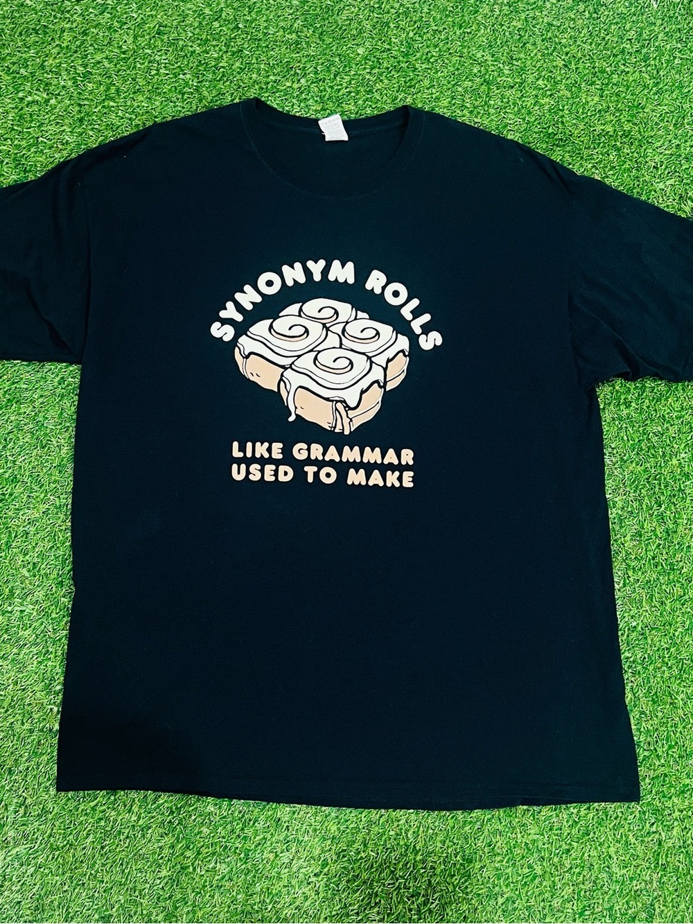 Synonym Rolls Funny Grammar Pun Cinnamon Roll Graphic T-Shirt Black Size XL💎
